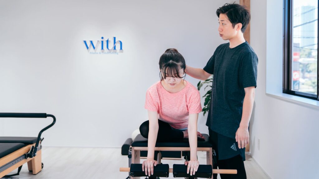 津田沼で姿勢評価を行う理学療法士によるパーソナルマシンピラティス指導風景